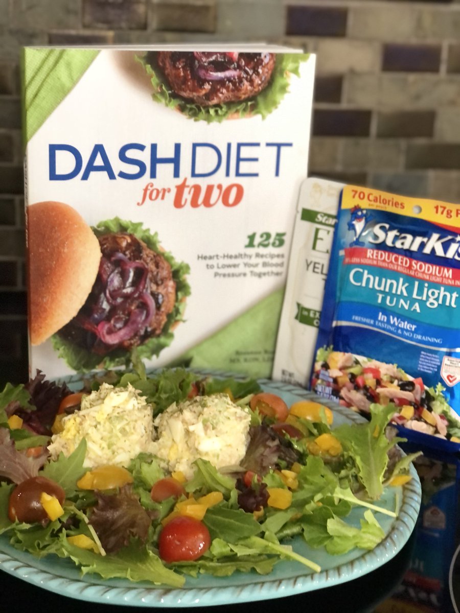 chewthefacts's tweet photo. #Virtualbooksigning at the @StarKistCharlie booth #fnce expo today!
They purchased copies of my new #dashdiet cookbook and are giving away signed copies today to the first 100 who sign up at the virtual booth.
#promotion https://t.co/2ZfiMG02m5