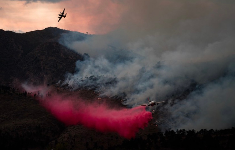 do303official's tweet image. Our hearts go out to the residents, evacuees, and firefighters battling the new #CalWood #blaze in the foothills above #Boulder. Here's hoping that today's cooler temps and drizzle slow the spread of the #fires.

Photo 1: @Wallyography 
Photo 2: @DaneCroninPhoto