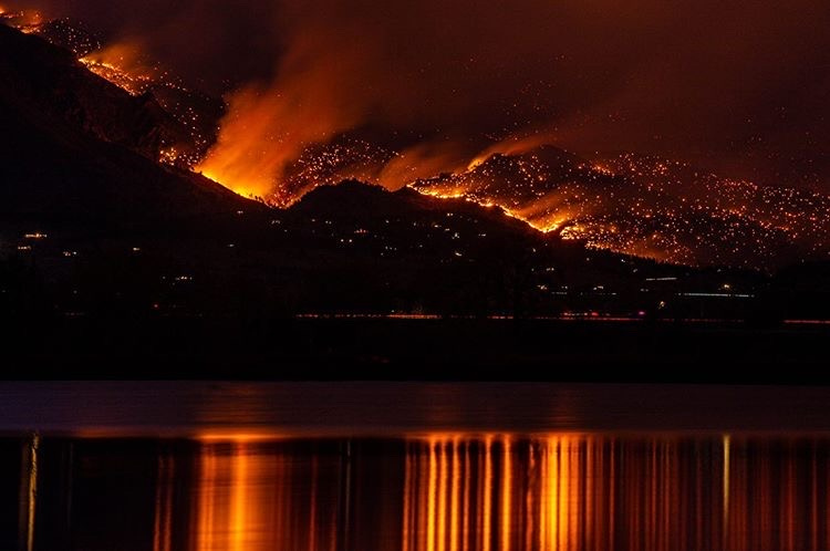 do303official's tweet image. Our hearts go out to the residents, evacuees, and firefighters battling the new #CalWood #blaze in the foothills above #Boulder. Here's hoping that today's cooler temps and drizzle slow the spread of the #fires.

Photo 1: @Wallyography 
Photo 2: @DaneCroninPhoto