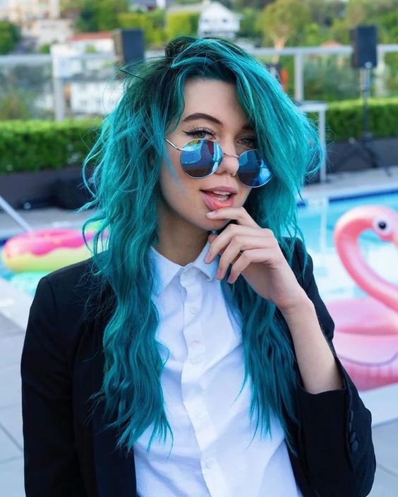 Jessie Paege• bisexual• American youtuber, singer-songwriter, author, actress & LGBTQ+ advocate• pop music• Not a Phase, Phantom, Coming Out