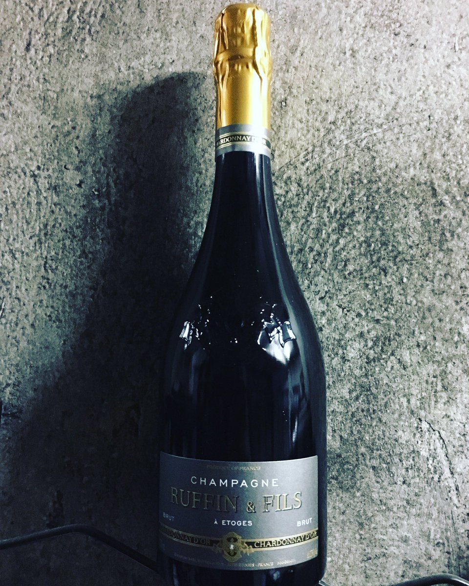 toupinouche's tweet photo. Mon choix pour la fin d’année : #champagne #Chadonnay Or (blanc de blanc) de chez Ruffin et fils.
Frais, pâtissier, minéral il vous accompagnera de l’apéritif au dessert ! 

«��L’abus d’alcool est dangereux pour la santé, consommez avec modération » https://t.co/fdpCM2qTzt