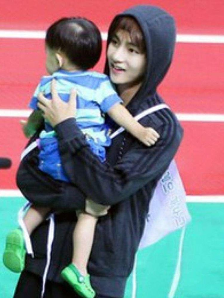 THERE IS SOMETHING ABOUT TAE WITH BABIES THAT GETS ME EVERYTIME IAM IN SHAMBLES RN IAM SO SADDDDD