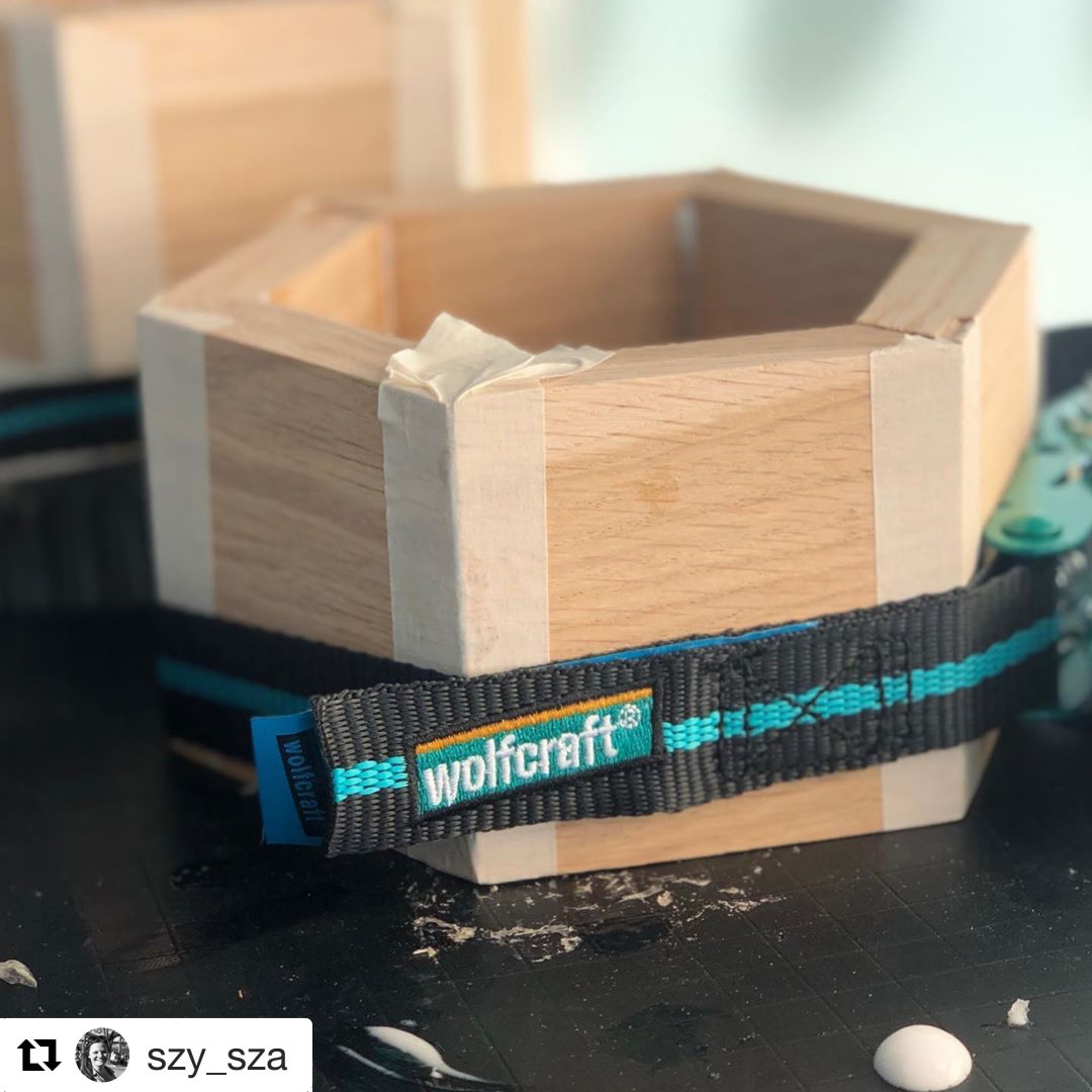 wolfcraftFrance's tweet photo. Mais que fabrique @szy_sza avec notre sangle à cliquet ? 🤔
A votre avis ? 👇😜
👉 Référence 3418000 👈

#sangle #cliquet #woodworking #travaildubois #serrage #bricolage #diy #wolfcraft #wolfcraftFrance https://t.co/RaDwDs2CpD