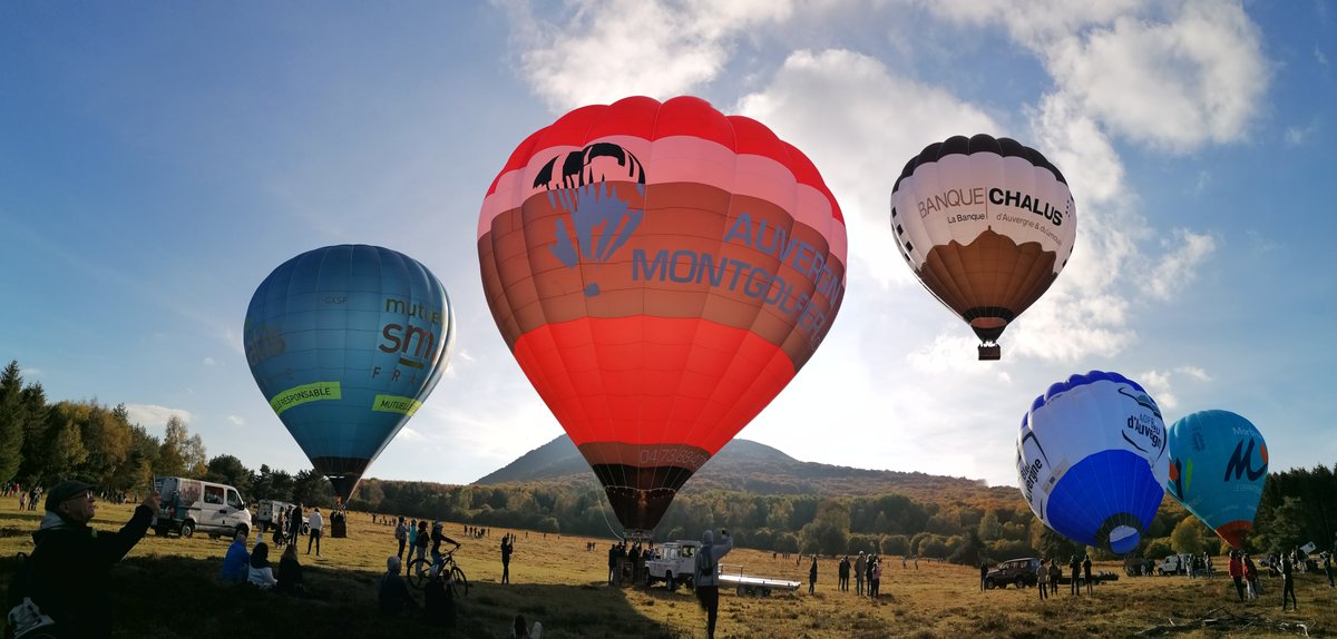 Les volcans d'Auvergne . Balade au pied du Puy de Dôme .Du bleu, du vert et de la couleur ;-)