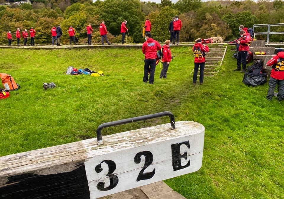 HVMRT's tweet photo. @HVMRT attended #Sparth Res in #Marsden today to further train in Mod1 water rescue. Led by our Swift water Rescue Technicians, we practiced a range of rope techniques, hooks and poles, and bank-side PPE. https://t.co/gDjara8FNV
