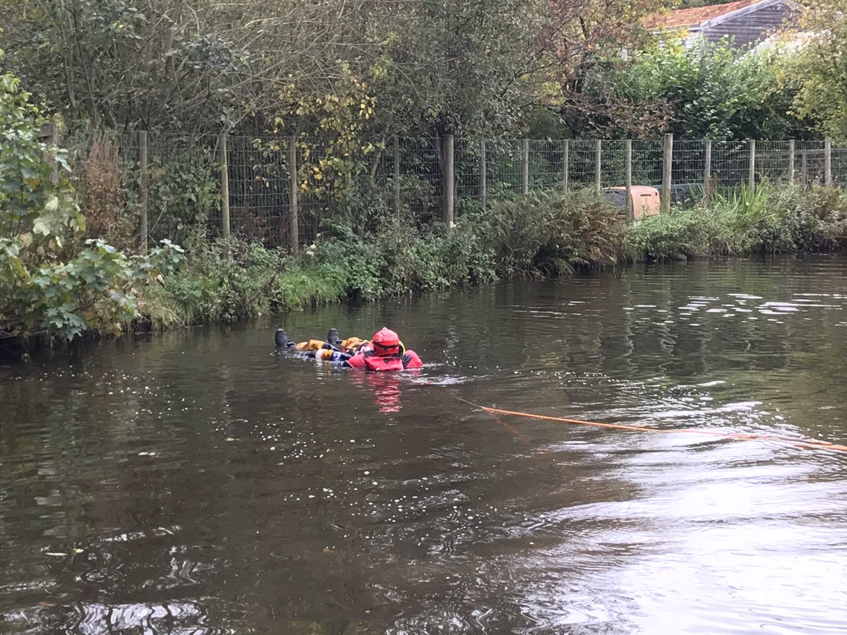 HVMRT's tweet photo. @HVMRT attended #Sparth Res in #Marsden today to further train in Mod1 water rescue. Led by our Swift water Rescue Technicians, we practiced a range of rope techniques, hooks and poles, and bank-side PPE. https://t.co/gDjara8FNV