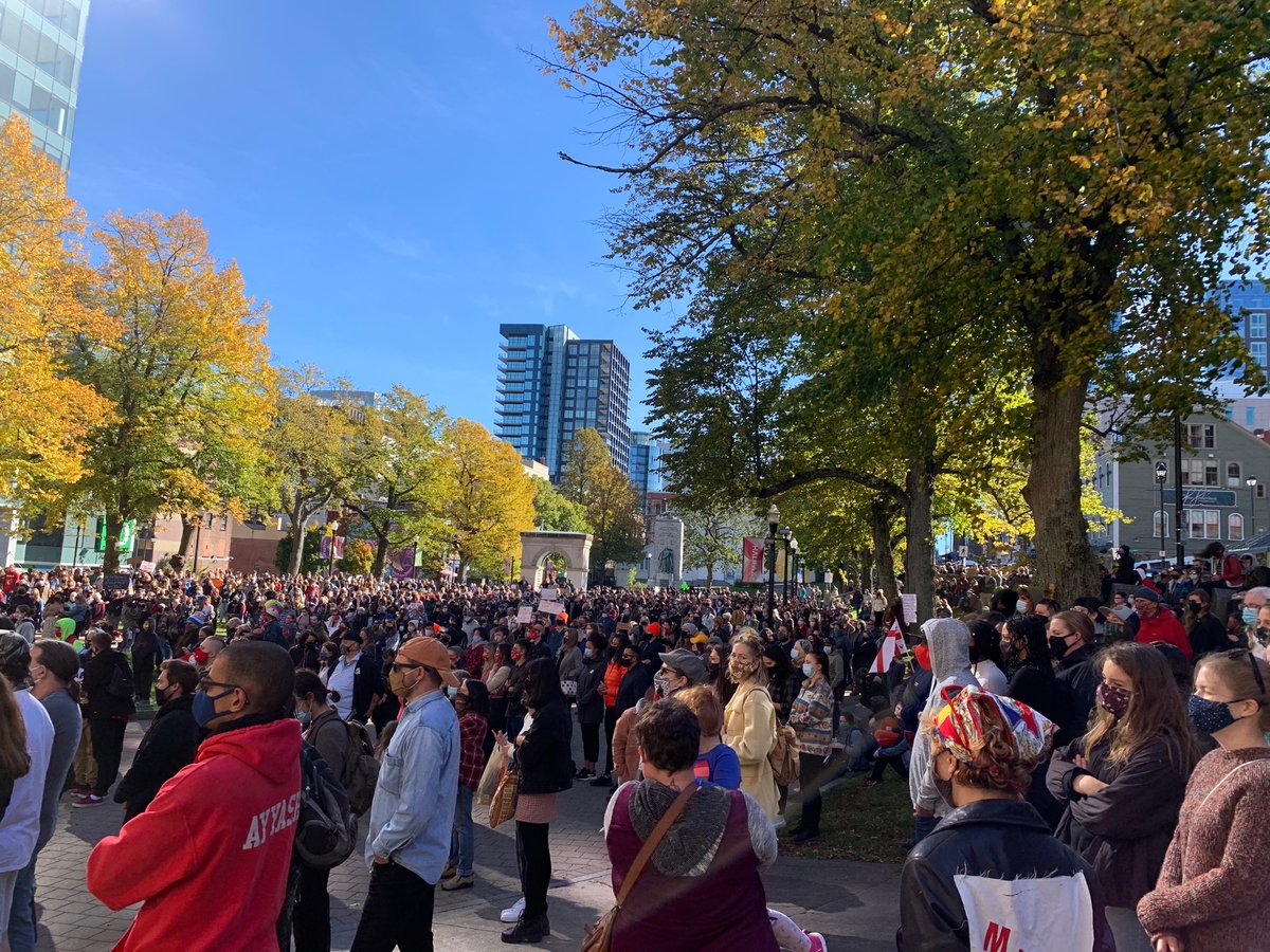 There are 1000+ people are today’s rally in Halifax in solidarity with the Mi’kmaq nation & fishers!

#1752treaty #WeAreAllTreatyPeople #AllEyesOnMikmaki