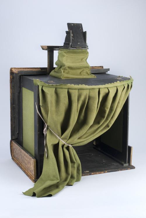 HarvardMuseums's tweet photo. We recently featured an activity on how to make a #CameraObscura in our family eNews (sign up here! https://t.co/AbKMmAX3gV). Find out more, make your own https://t.co/qRd3ZUXKEo and explore the camera obscuras in our @harvardchsi collection: https://t.co/wBCR5UUDxp #ToyCameraDay https://t.co/CkhX3V9FUg