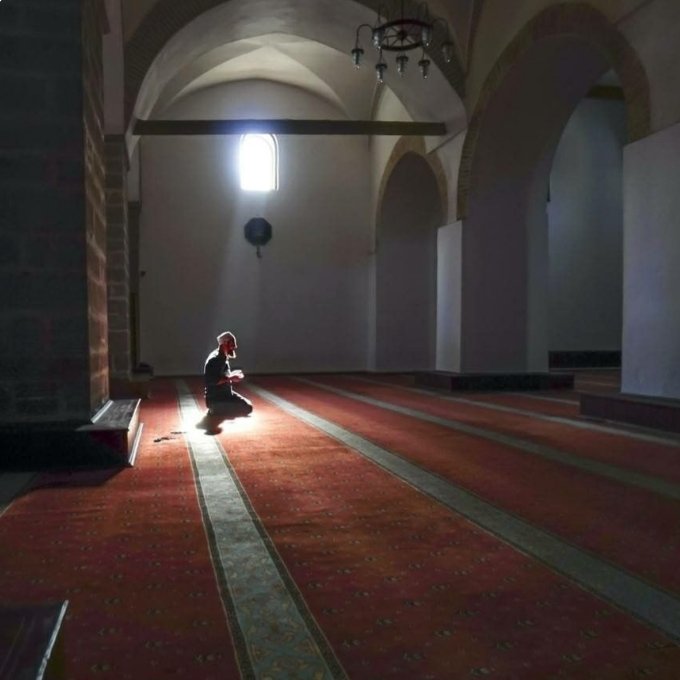 Mklpesen's tweet photo. "Beni kimseye muhtaç eyleme" diye dua eden birine Hz. Ali şöyle buyurmuş;
"İnsan insana muhtaçtır. Beni kimseye yük eyleme" diye dua et. https://t.co/VODJvfqi6L