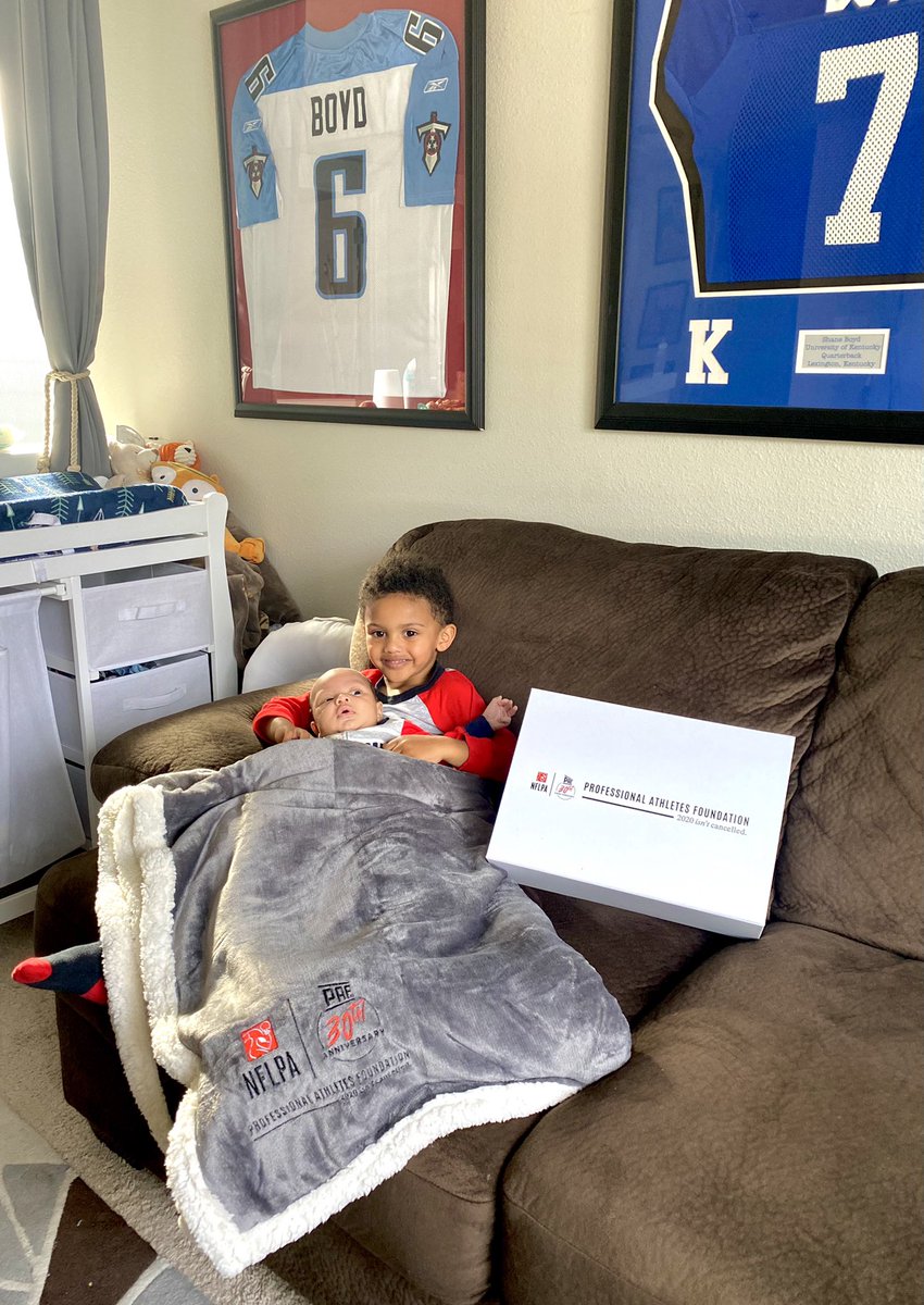 ShaneBoyd7's tweet photo. My boys are locked &amp; loaded for @NFL sundays. Thanks to our @NFLPA @yourPAF for the wellness gifts. Just love our #NFLbrotherhood #YourPAF https://t.co/k1RjYDKlxU