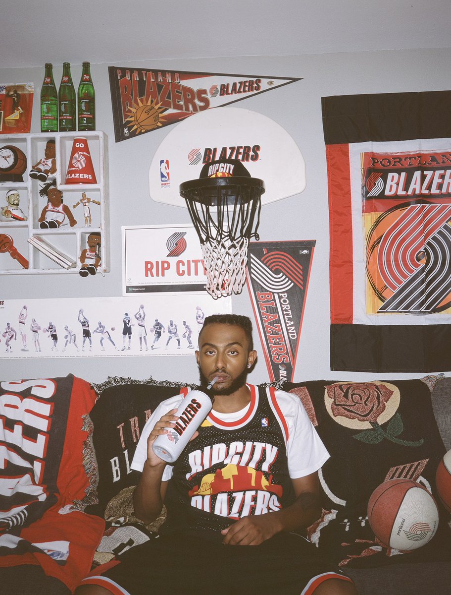 heyamine's tweet photo. if you want a new video please raise your hand 🙋🏽‍♂️ https://t.co/XIiQmVXX9w