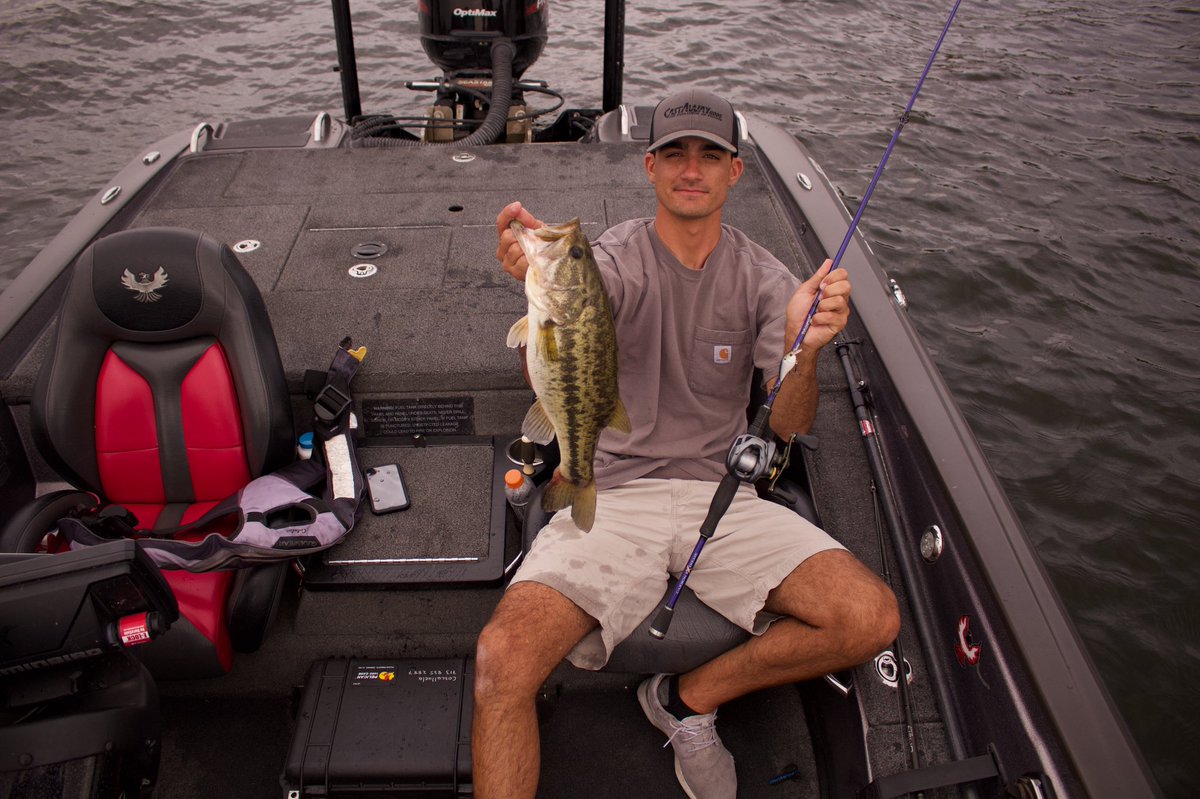 hughcfishing's tweet photo. Got out on Conroe yesterday and ran into a decent one! Matched the hatch with the @6thSenseLureCo Mini 25x! Size does matter I guess  #6thsensefishing @castawayrods #castawayrods #bassfishing #fishing https://t.co/trR57Mp7Vw