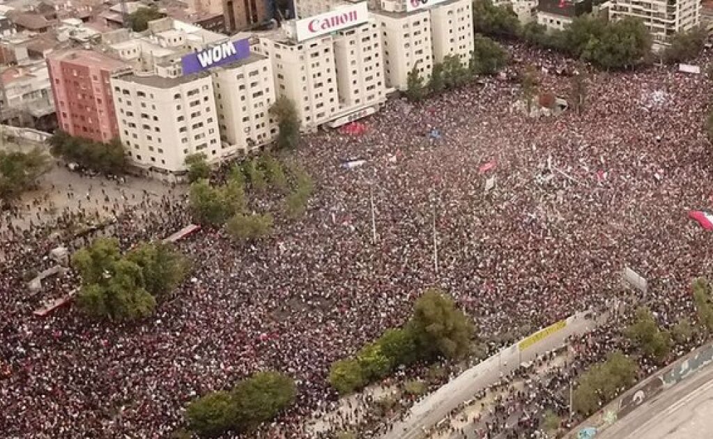 Una semana después del estallido, el 25 de octubre ( que casualmente cae con la fecha actual del plebiscito 2020 ) se hizo una gran marcha en esta Plaza de la Dignidad

Una historica marcha y la más grande de Chile, porque FUIMOS UN 1.200.000 EN UN MISMO LUGAR