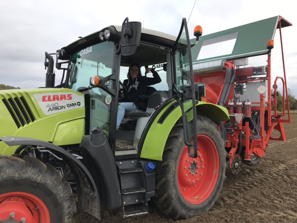 VictoireDupont6's tweet photo. Pas de repos dominical pour le triticale ! 🤗

Chaque individu est placé à 100 mètres des autres.

 Le but ? Éviter la pollinisation croisée 🤗

Y aurait-il une pépite pour le catalogue semences 2022 de @GroupeFDesprez ? 🧐 @jedi_59 

#Girlpower
#Ceuxquifontlessemences https://t.co/T48KC2KjYX