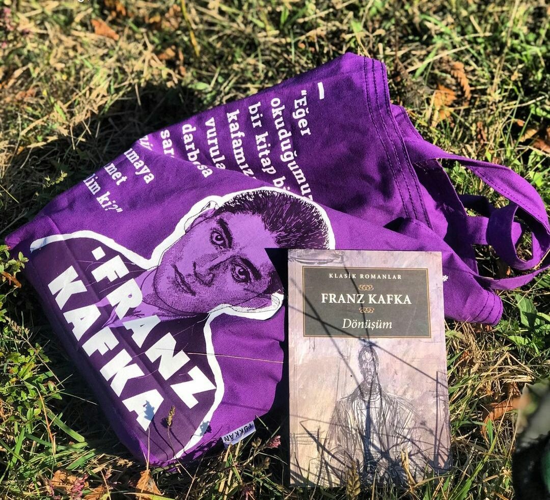 "Hiç kimseye aldırma ve doğru bildiğin şeyi yap."

Franz Kafka tasarım bez çanta, defter ve fincan kitapsiparis.com'da!