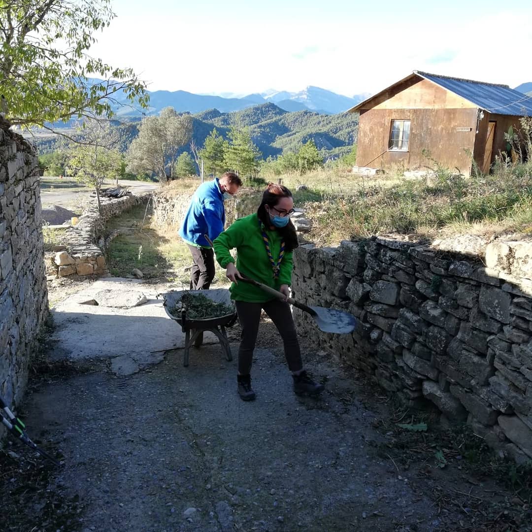 griebal's tweet photo. Cursos de #Formación de @ScoutsdeAragon en #Griebal el finde 3 y 4 de octubre y el puente del pilar, acampada del GS Pyrene, y servicio de #GriebalStones....mucha actividad. #Otoño #Naturaleza #Juventud #Servicio https://t.co/sY0xx25w8B