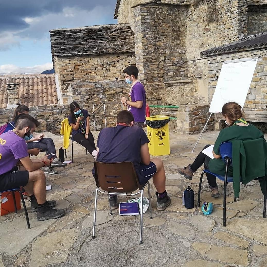 griebal's tweet photo. Cursos de #Formación de @ScoutsdeAragon en #Griebal el finde 3 y 4 de octubre y el puente del pilar, acampada del GS Pyrene, y servicio de #GriebalStones....mucha actividad. #Otoño #Naturaleza #Juventud #Servicio https://t.co/sY0xx25w8B