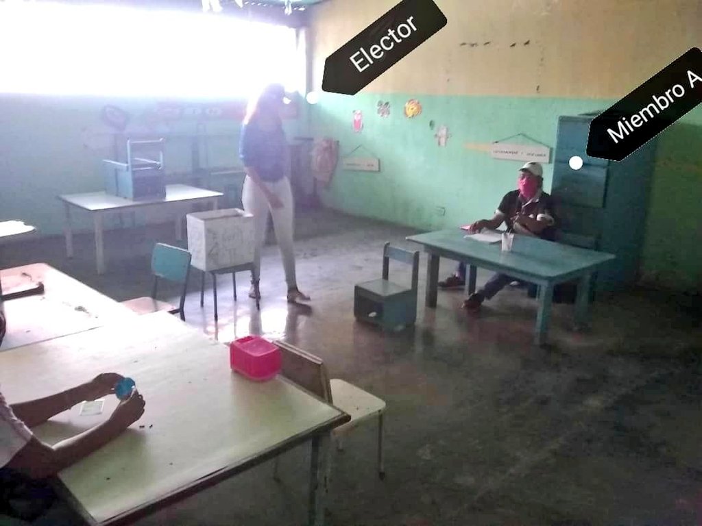 cneesvzla's tweet photo. En la ORE Carabobo se realizó capacitación de Miembros de Mesa, donde participaron los entes involucrados en el Simulacro del próximo #25Oct: CANTV @ContactoCantv_, CEOFANB, @Milicia_B1 y @CORPOELECinfo, con la participación del personal técnico operativo.

#TiempoDeElegir https://t.co/ZTUcI9vNaw
