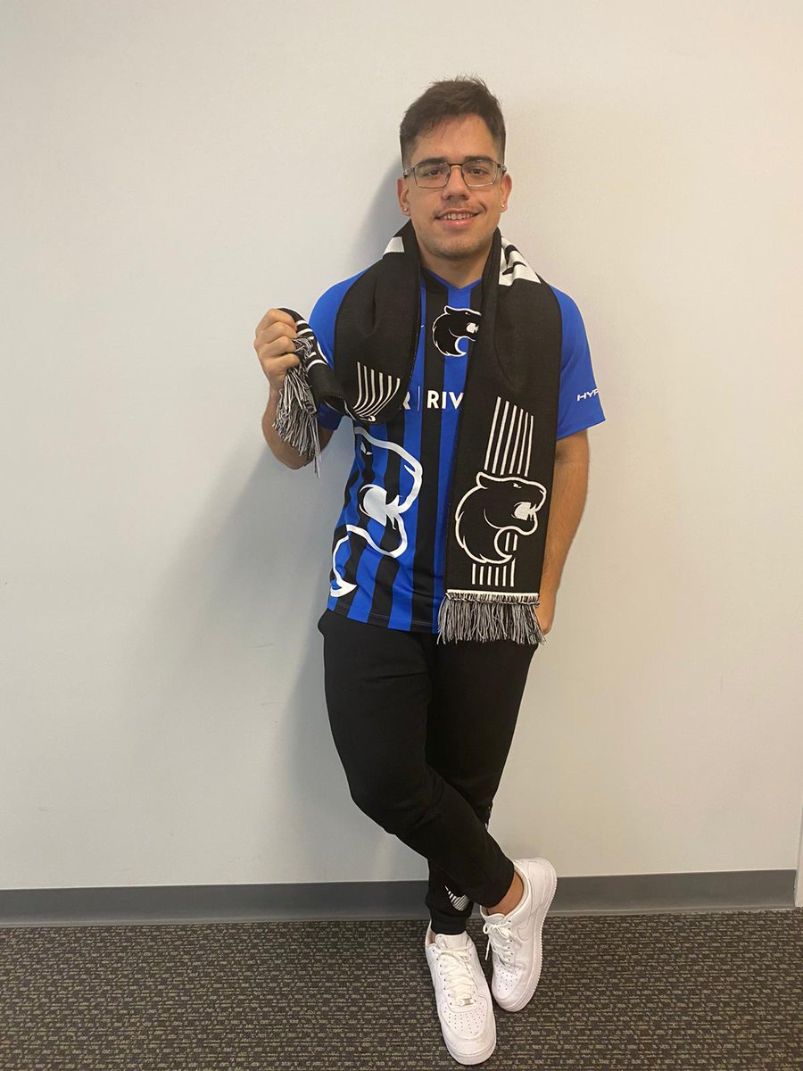 FURIA's tweet photo. 2021 ta chegando e com ele lançaremos várias dessas mantas pra vocês 🧣

quer garantir a sua? então da RT nesse post mostrando a sua torcida com a hashtag #DIADEFURIA 

sortearemos 6 RETWEETS pra serem premiados 😎🍀 https://t.co/jxV2WgiJRf