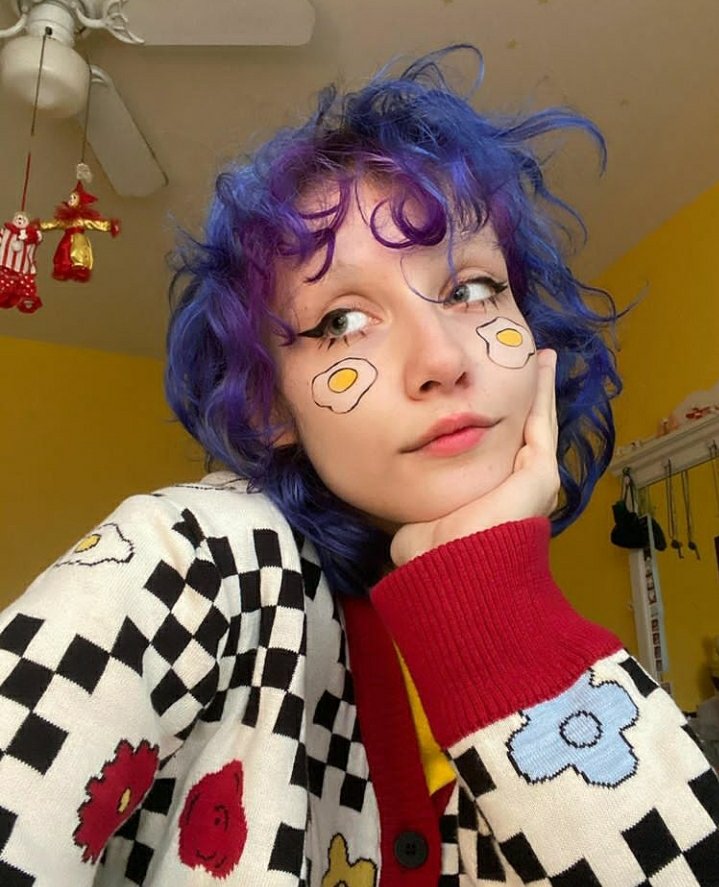 chloe moriondo• non-binary lesbian (she/they)• American singer-songwriter & youtuber• indie pop, indie rock, bedroom pop• Kindergarten, I Want To Be With You, Manta Rays