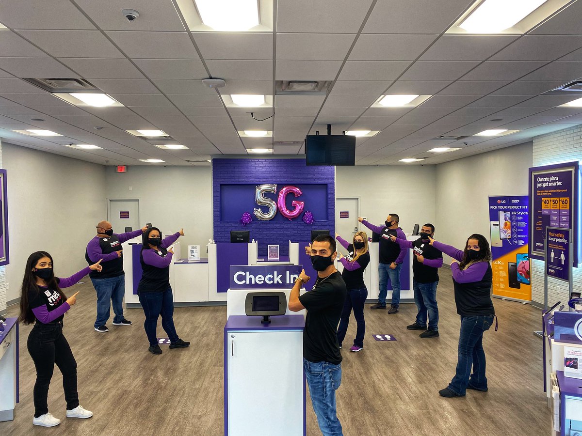 Elcast1's tweet photo. Brownsville’s 5G Experts Are Ready For YOU!!! #iLoveTMobile #5GSweetSpot #NoHou #SouthNeverSettles #iPhone12 #804D https://t.co/txl8a7pFXX