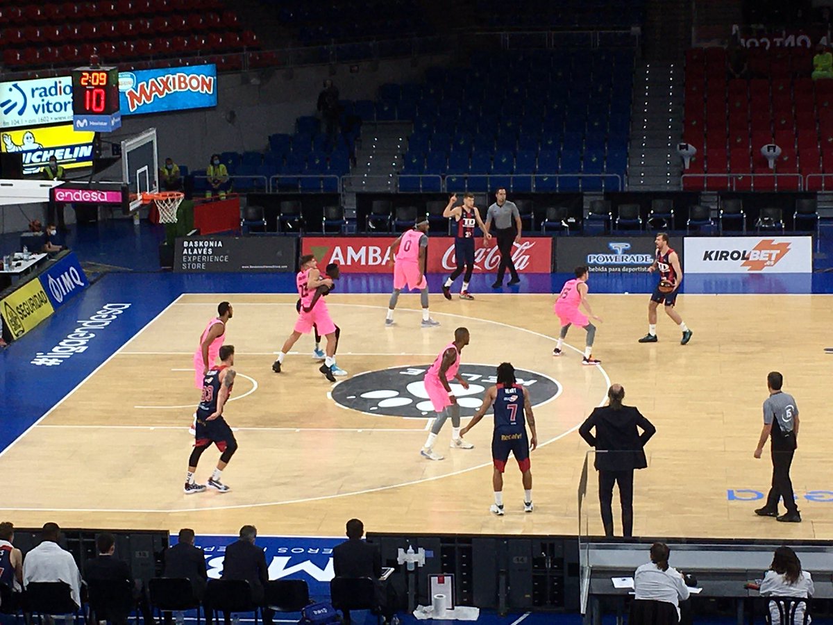 KGTmakusi's tweet photo. Disfrutamos en el #BuesaArena con un partido de alto voltaje en la cancha y en los banquillos. @esRecprod @MovistarPlus https://t.co/U0O6auQ836
