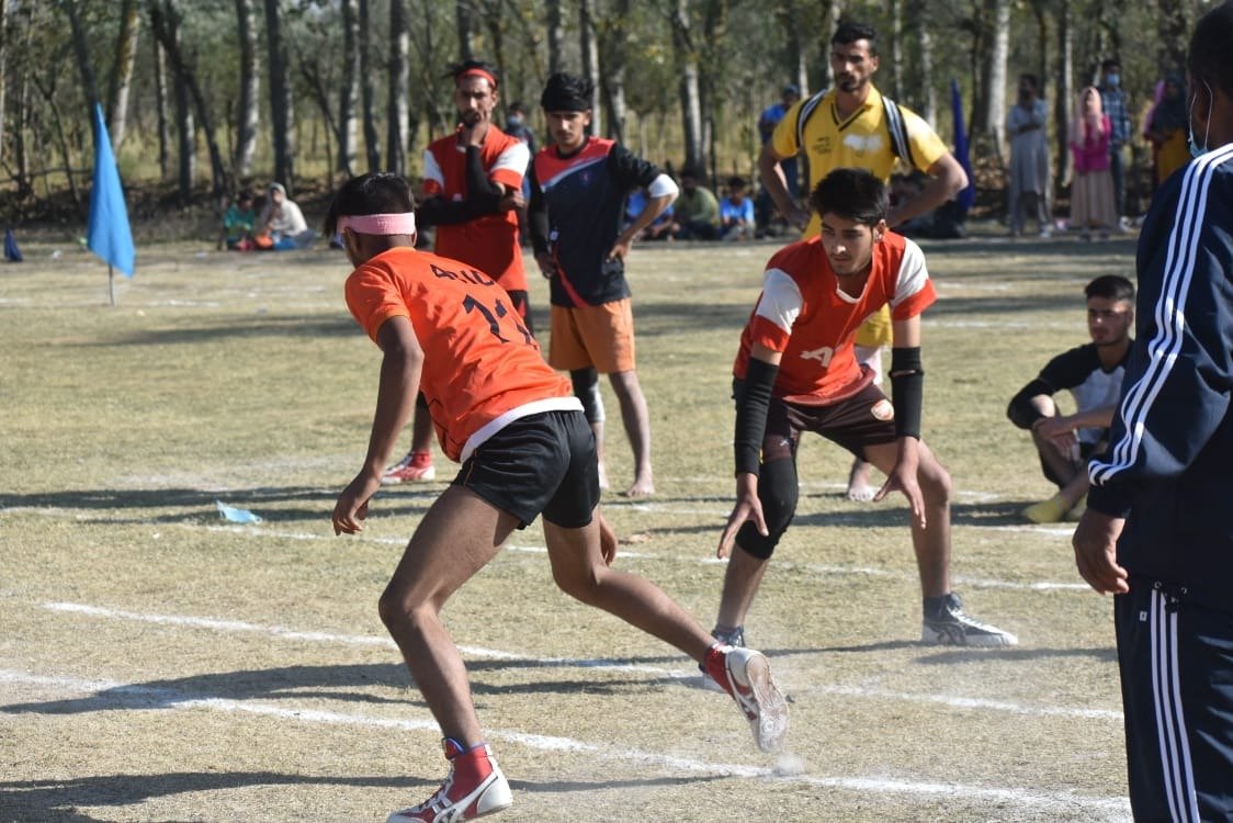  #Sopore Town widely acknowledged as an epicenter of  #Cricketing & Soccer Culture in North  #Kashmir, today on 18 Oct, attained all new heights in the fields of  #Athletics & Rural Games with successful completion of 'ZANGAIR SPORTS FESTIVAL' at Hathlangoo Sports Ground.(2/7)