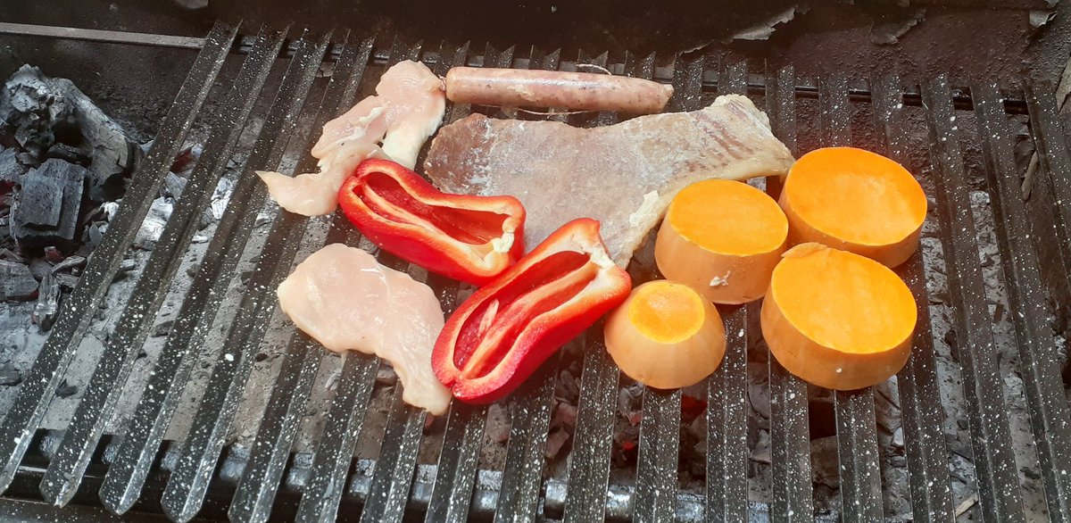 Vickysaint's tweet photo. Festejando con mis perrhijos... hoy asado para todos. 🐩🐕❤🐄🐼🐾 https://t.co/kqLZPi26Os