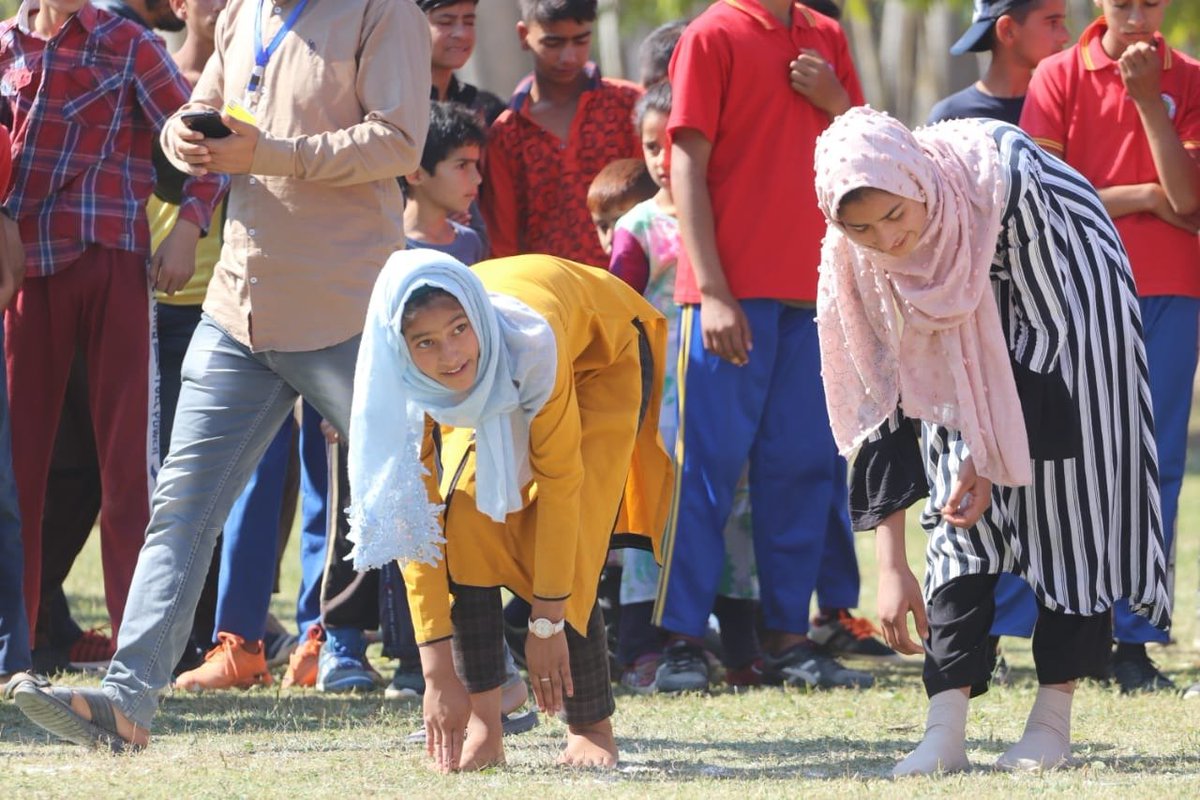 Chief Guest of the Sports Mega Event, Major General HS Sahi extended his heartfelt congratulations to the winners & encouraged the youth of  #Kashmir especially girls for their exceptional talent exhibited in various disciplines.(4/7)