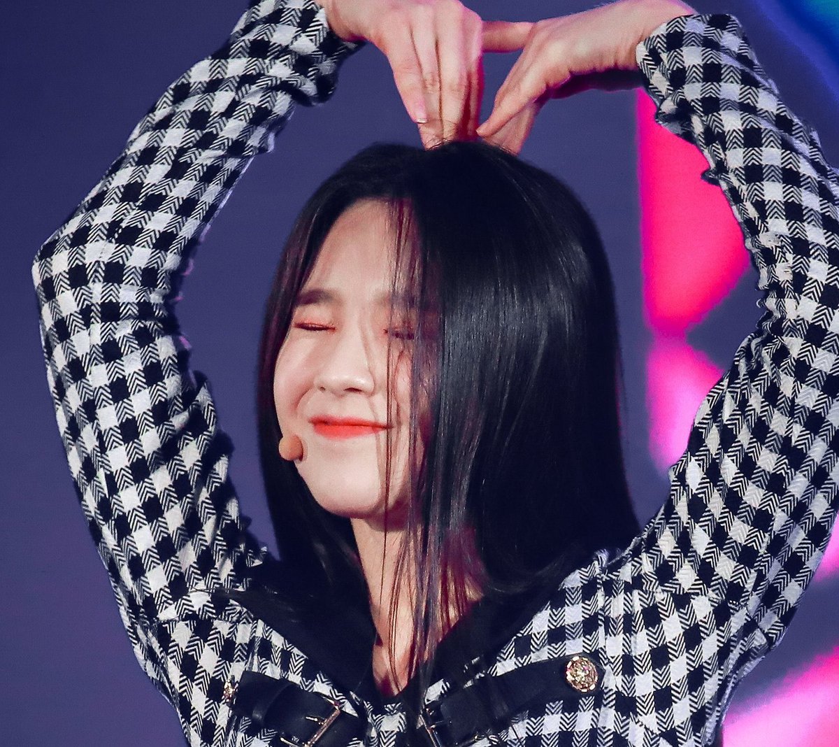 THREAD OF HEEJIN SMILING CUZ SHE HAS THE PRETTIEST SMILE EVER   #HappyHeejinDay