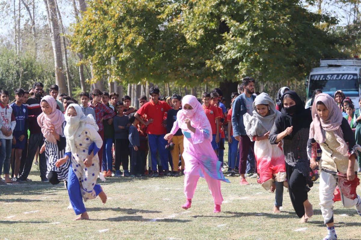 Chief Guest of the Sports Mega Event, Major General HS Sahi extended his heartfelt congratulations to the winners & encouraged the youth of  #Kashmir especially girls for their exceptional talent exhibited in various disciplines.(4/7)