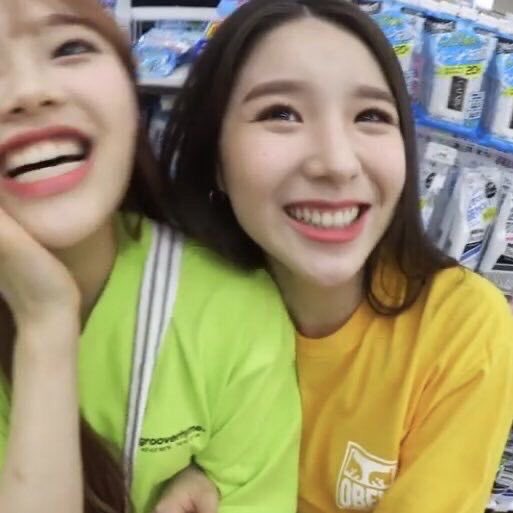 THREAD OF HEEJIN SMILING CUZ SHE HAS THE PRETTIEST SMILE EVER   #HappyHeejinDay
