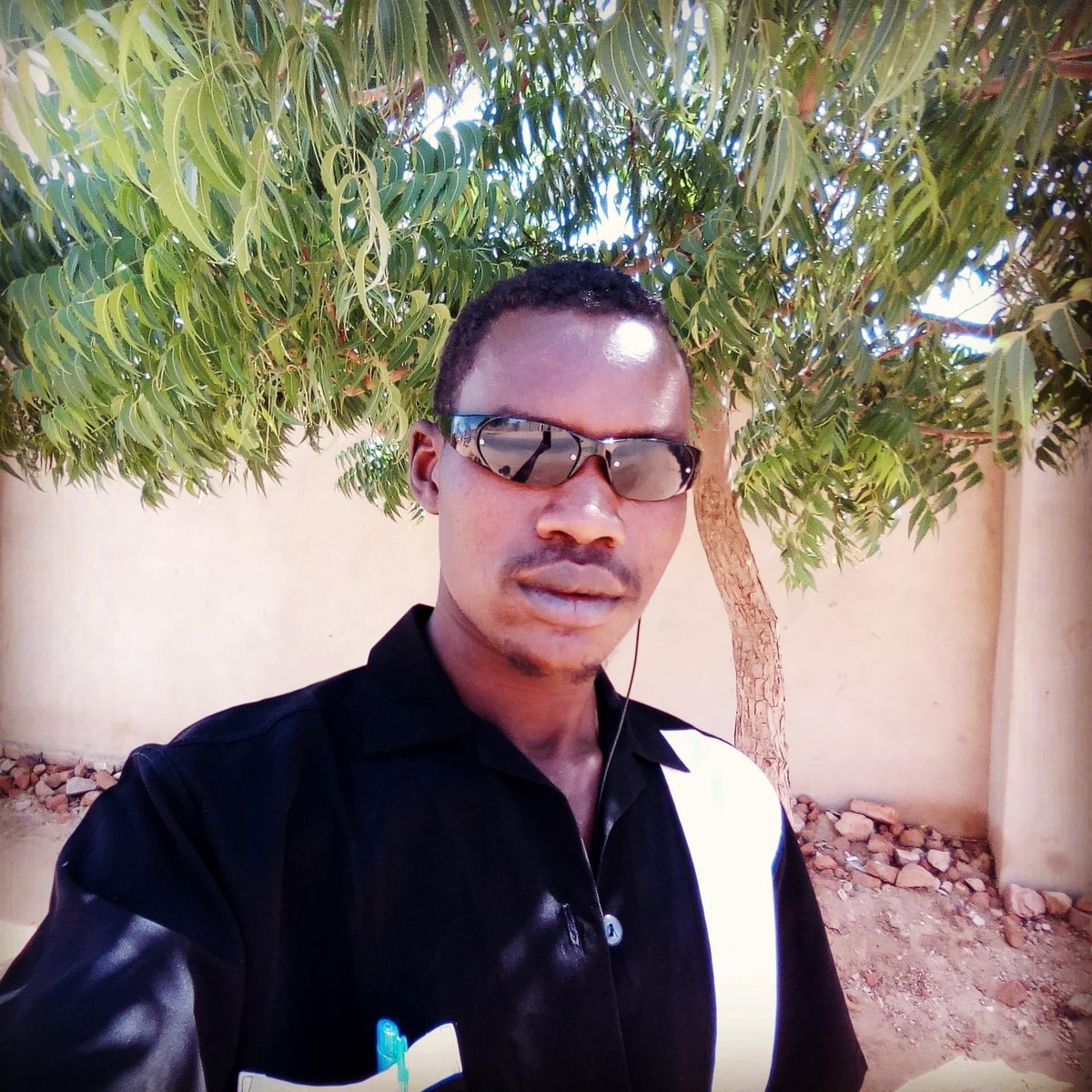 أحتاج إلى موعد مع طبيب العيون لأنني
 لم أعد أرى المال نهائيا ...