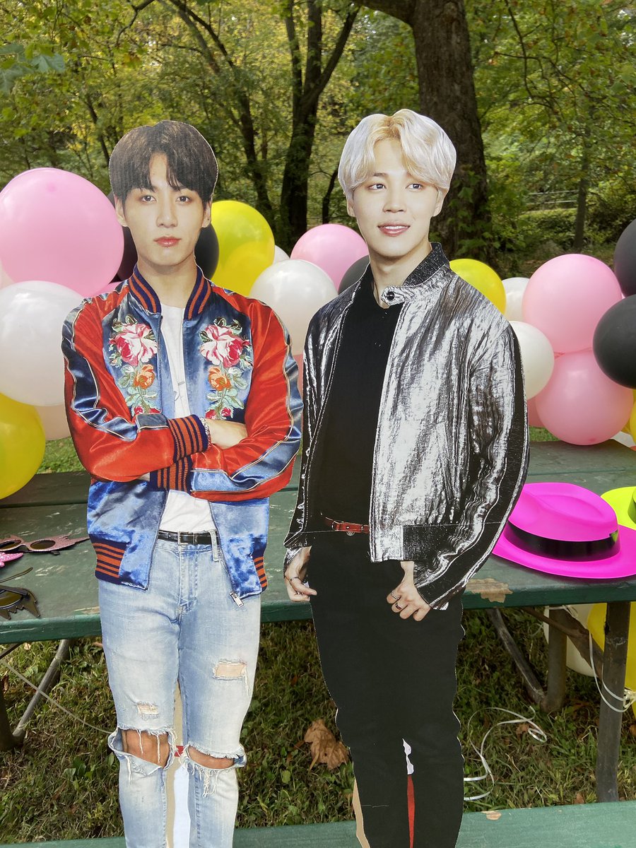 DCwithluv's tweet photo. Jimin Cupsleeve event with Jikook hanging out together as always 💜 #ChooseYourFilter @BTSVAARMYNOVA1 https://t.co/MxDRdktQoa