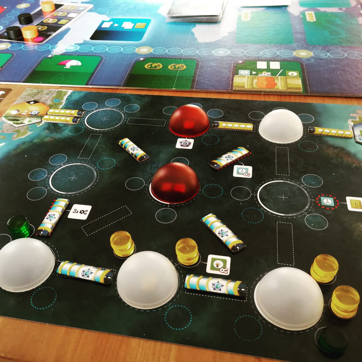 ileikgames's tweet photo. Ein weiteres Spiel das wir vorallem gerne zu 2. spielen ist Underwater Cities von Delicious Games. Das Spiel bietet einfach alles was wir gerne mögen. Hoher Wiederspielwert, gutes Enginebuilding und enges Worker Placement. Fehlen eigentlich nur noch variable Player Powers. 🤔 https://t.co/pwyWMczyxi
