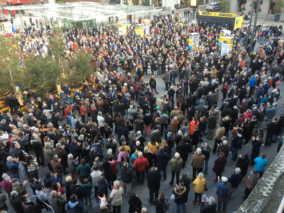 En hommage à #SamuelPaty, professeur d'histoire assassiné à Conflans-Sainte-Honorine (Yvelines), un rassemblement a eu lieu ce dimanche à #Angers 🕊🕯