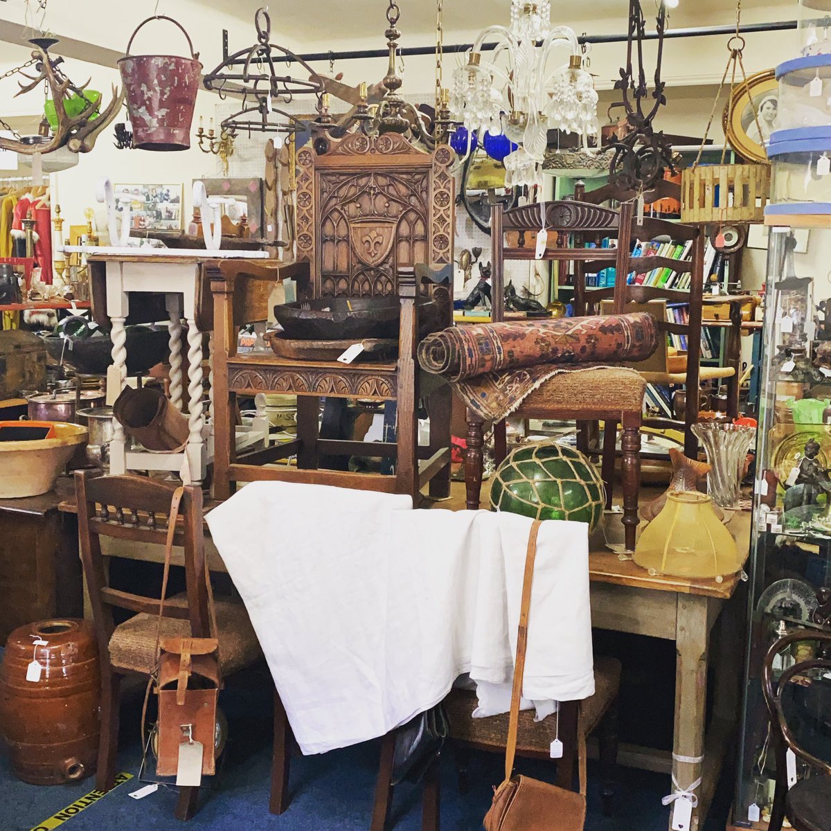Have a lovely evening all and see you back tomorrow 10-5. #europeanantiques #frenchhomeware #frenchinteriors #homeware #vintagelighting #astraantiquescentre #hemswell #lincolnshire https://t.co/5eJFqC8rfv