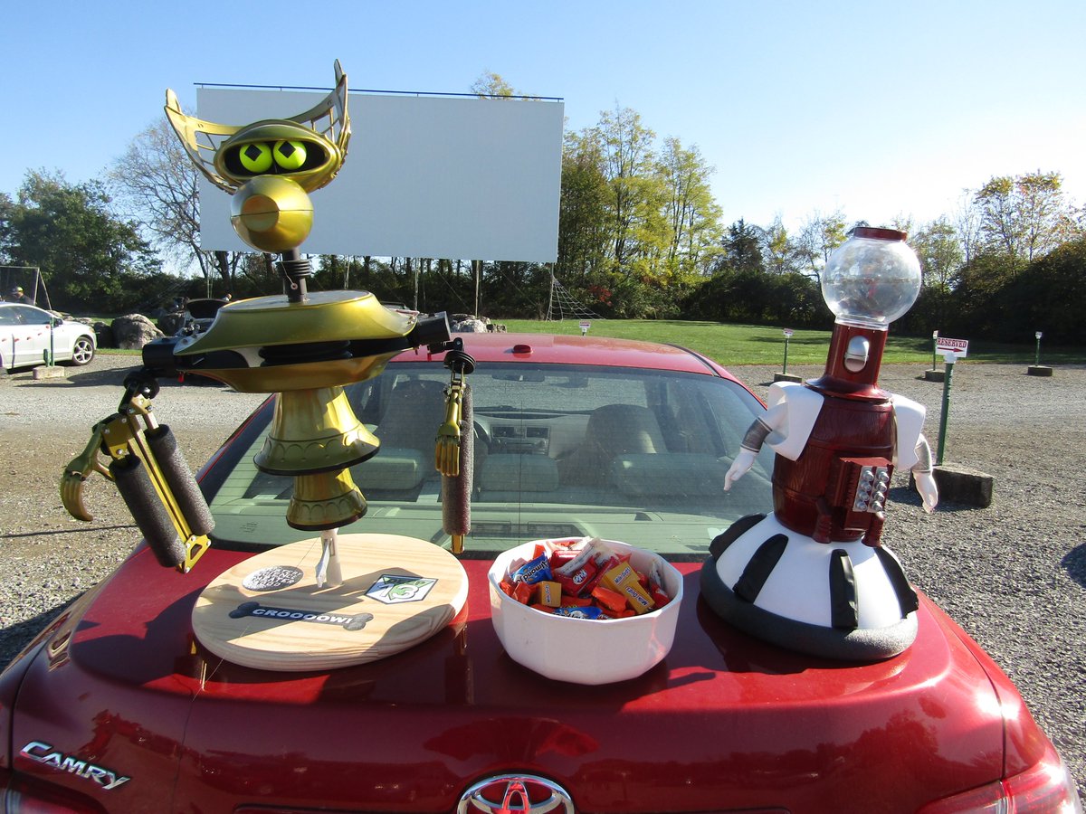 brotherzee's tweet photo. Crow and Servo attended a Trunk or Treat event at the Cumberland Drive-In Theatre and got to meet Mr. Lobo! #MST3k @MST3k #MrLobo #CinemaInsomnia #MSTween https://t.co/8V3fa831PR