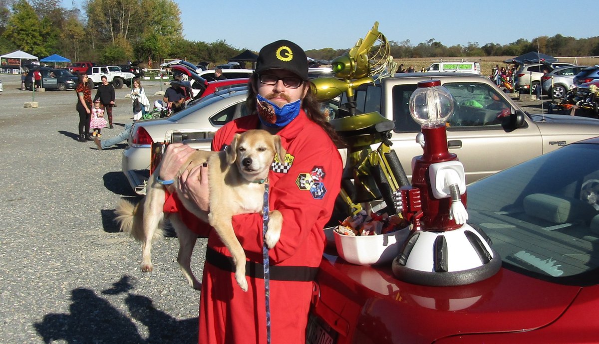 brotherzee's tweet photo. Crow and Servo attended a Trunk or Treat event at the Cumberland Drive-In Theatre and got to meet Mr. Lobo! #MST3k @MST3k #MrLobo #CinemaInsomnia #MSTween https://t.co/8V3fa831PR