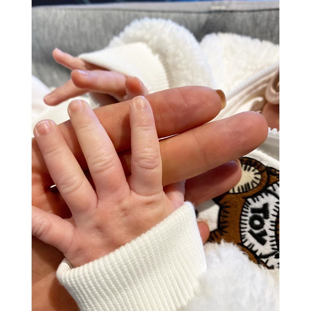 ZaynSquadBrasil's tweet photo. Yolanda Hadid via instagram: "Meu coração está cheio de amor e alegria por esta garotinha, ela é um anjo enviado do alto...

Obrigada mamãe e papai por me fazerem uma Oma (avó), adoro cada minuto 🥰" https://t.co/DbcTbgPfoc