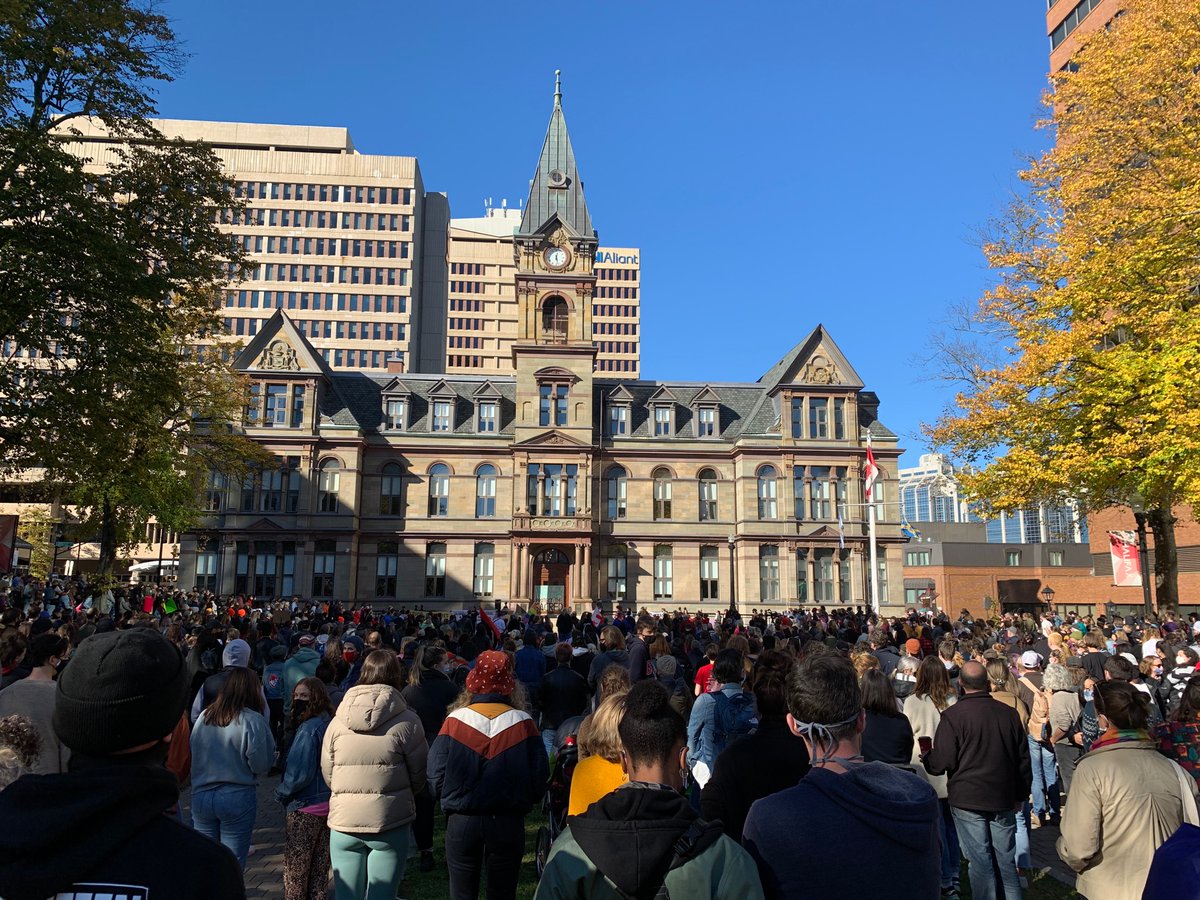 A huge crowd gathering to stand up for Treaty rights. Solidarity with our Mi’kmaq sisters & brothers

#1752Treaty #WeAreAllTreatyPeople #AllEyesOnMikmaki