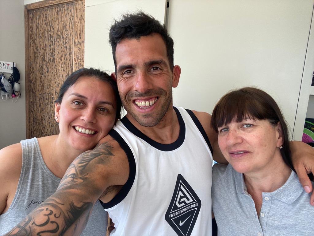 Feliz día mis amores las amo gracias por cuidarme y hacerme tan feliz para mi todos los días son sus días !!! Feliz día de la madre 💙💛💙 https://t.co/S6ByPbRmYX