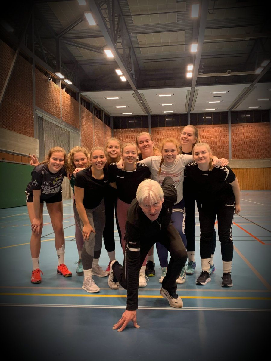 TFMathisen's tweet photo. Prof Enoksen keeps going strong👊 At age 76 he impresses, motivates and inspires this handballteam of 16 years aged girls 🏃♀️🏃♂️🤾♀️
@nih_sognsvann
@FrBlad #lervik
#runfaster #trackandfield #Handball https://t.co/seX6VMCOTC