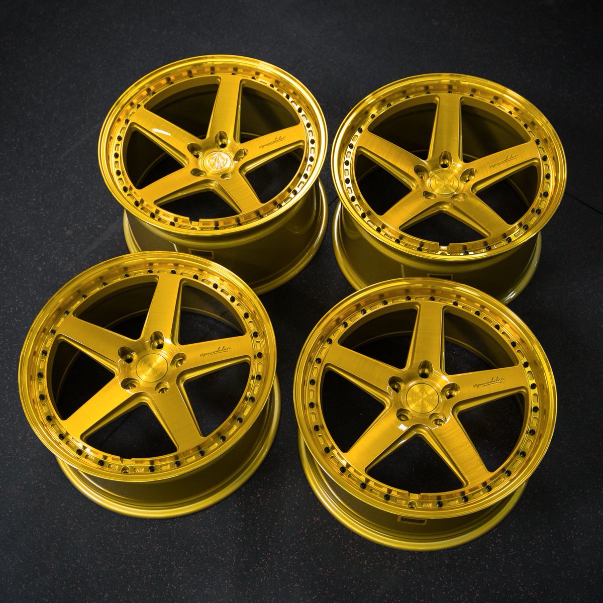 VIPMODULAR's tweet photo. Who else likes our Dubai gold? #vipmodular #gold #dubaigold #ff550 https://t.co/6l2Vuwiowh