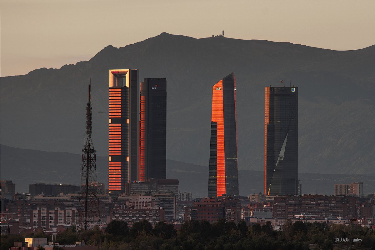 JoseAQuirantes's tweet photo. En este otro atardecer del pasado 14 de octubre desde el cerro Almodóvar (726 m), se observan también los efectos del "candilazo" sobre el CTBA (Cuatro Torres Business Area), con el pico de la Maliciosa (2227m) y la Bola del Mundo (2269 m) justo detrás. https://t.co/IwcGrMa5gV