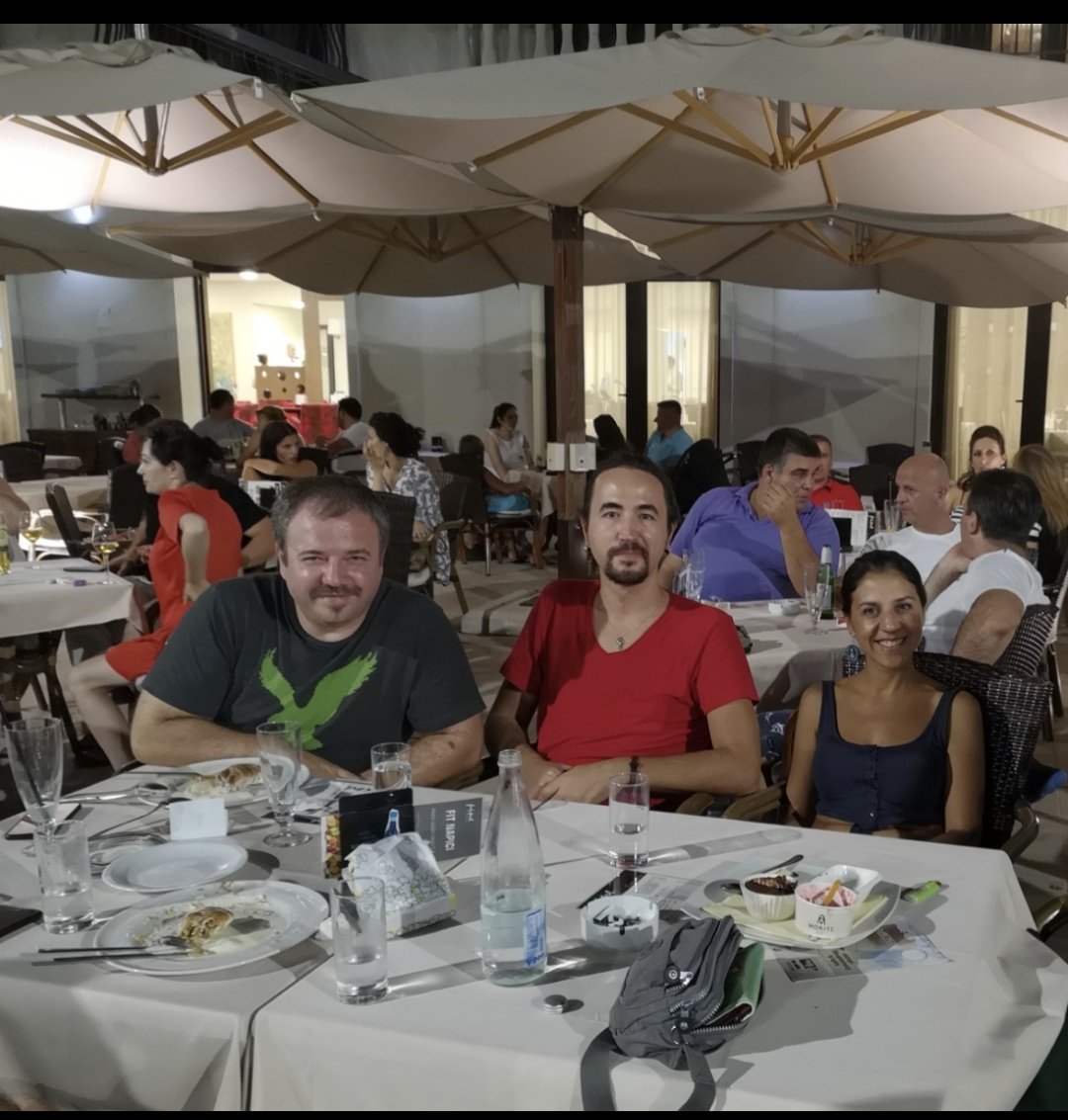 CelipeMonte's tweet photo. Bu fotoğrafı 2 yıl önce, Celipe'nin İpek'inin doğum gününde çekmiştik. Senin doğum gününde paylaşmak kısmetmiş @nihatsirdar 😍 Nice mutlu, sağlıklı, gezmeli eğlenmeli, Türkiye'nin en @kafaradyo sunda dinleyicilerinle buluşmaya devam ettiğin yıllar diliyoruz🙏🎂❤️🤗🎈 Yine gelin😘 https://t.co/CWjYrzA7hS