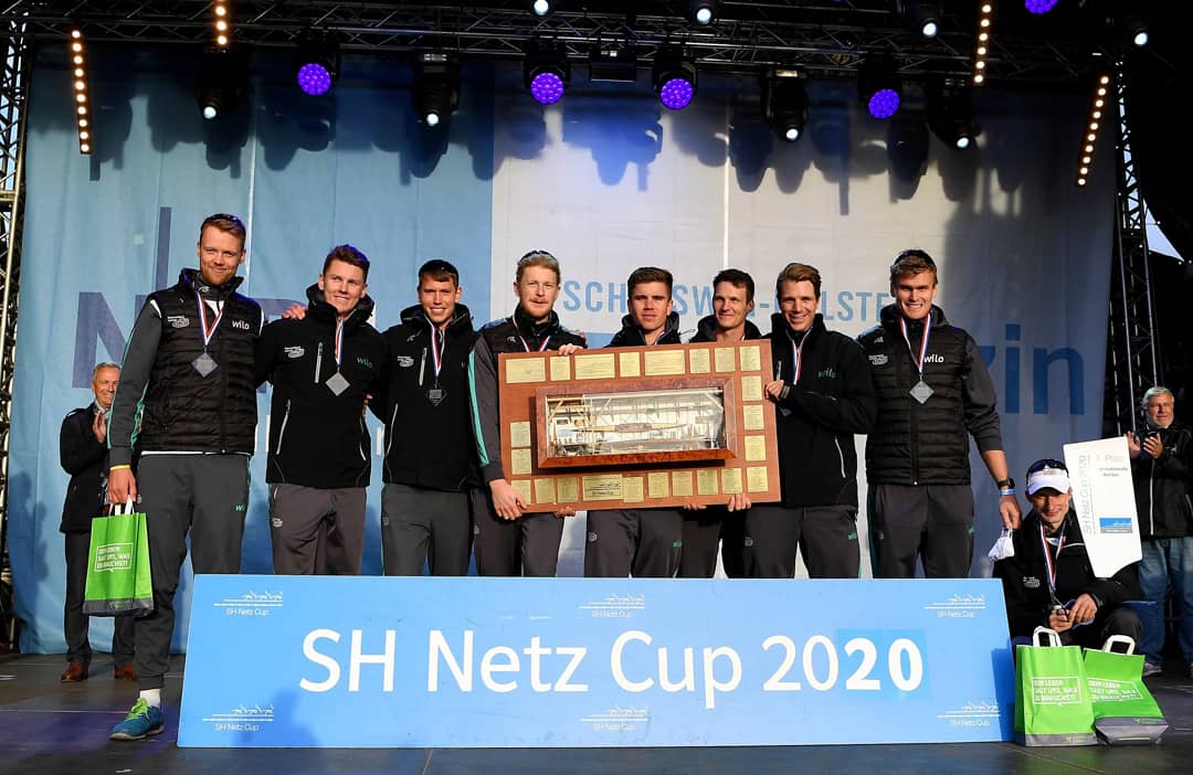 Deutschland8er's tweet photo. Eine ungewöhnliche Ruder-Saison endet mit einem tollen Sieg beim @shnetzcup. 🏆 🌉
"Die Mannschaft ist technisch und taktisch ein gutes Rennen gefahren", sagte Bundestrainer Uwe Bender.

https://t.co/a6Ge9oGLcX

📸: Detlev Seyb
#deutschlandachter #d8 #rudern #Rendsburg #SHNetzCup https://t.co/HtPpj6aQON