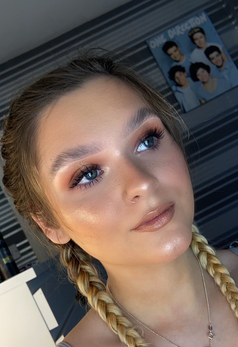 Some soft glam✨ <a href="/samplebeautysb/">SAMPLE BEAUTY</a> @bethpaintermua Painters palette,
<a href="/bperfectcosm/">BPerfect Cosmetics</a> Tahiti palette
<a href="/fentybeauty/">Fenty Beauty</a> <a href="/SavageXFenty/">Savage X Fenty by Rihanna</a> <a href="/rihanna/">Rihanna</a> Killawatt highlighter (an all time fave) 
#makeup #mua #makeuparti