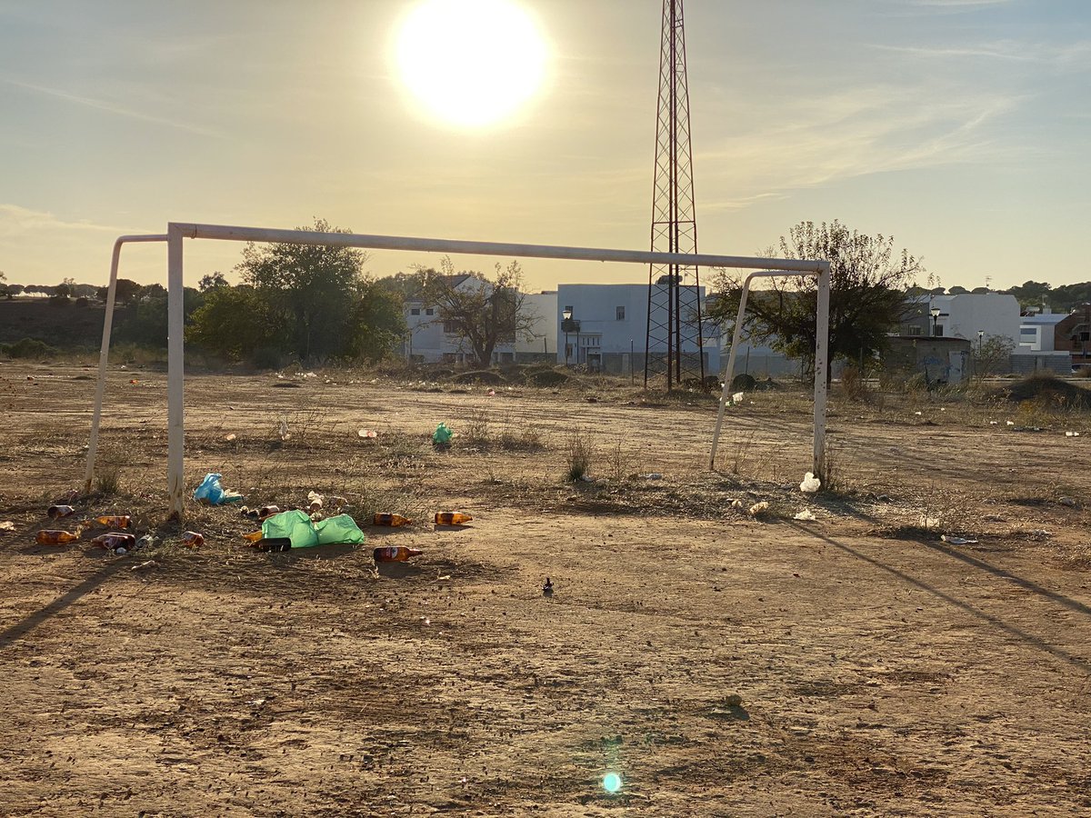 elocam86's tweet photo. Salir a pasear por la naturaleza en #alcaládeguadaíra y parecer que andas por un auténtico basurero. @aytoguadaira cuándo váis a hacer de este pueblo un pueblo más limpio? Es vergonzoso ver esto, y por no hablar del poco civismo de la "gente" #stopbotellones #plástico #Basuraleza https://t.co/V8qTQeue2k