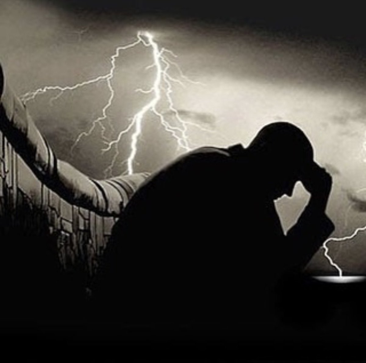 Sh6rl's tweet image. كيف للشي آلغير موجود أن يكون أكثر تواجداً ..
فسبحان من جعل غيابك أكثر الوجود وجودآ ..!